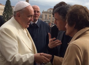 Philomena Lee e Steve Coogan salutano Papa Francesco